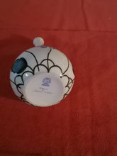 Charger l&#39;image dans la galerie, Vase de Herend en porcelaine peinte à la main. Signature le l&#39;artiste 
