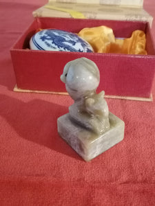 Cachet chinois en pierre sculptée motif écureuil, au nom de Martine avec sa boîte et et encre rouge 