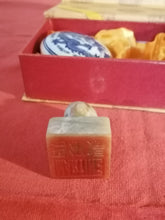 Charger l&#39;image dans la galerie, Cachet chinois en pierre sculptée motif écureuil, au nom de Martine avec sa boîte et et encre rouge 
