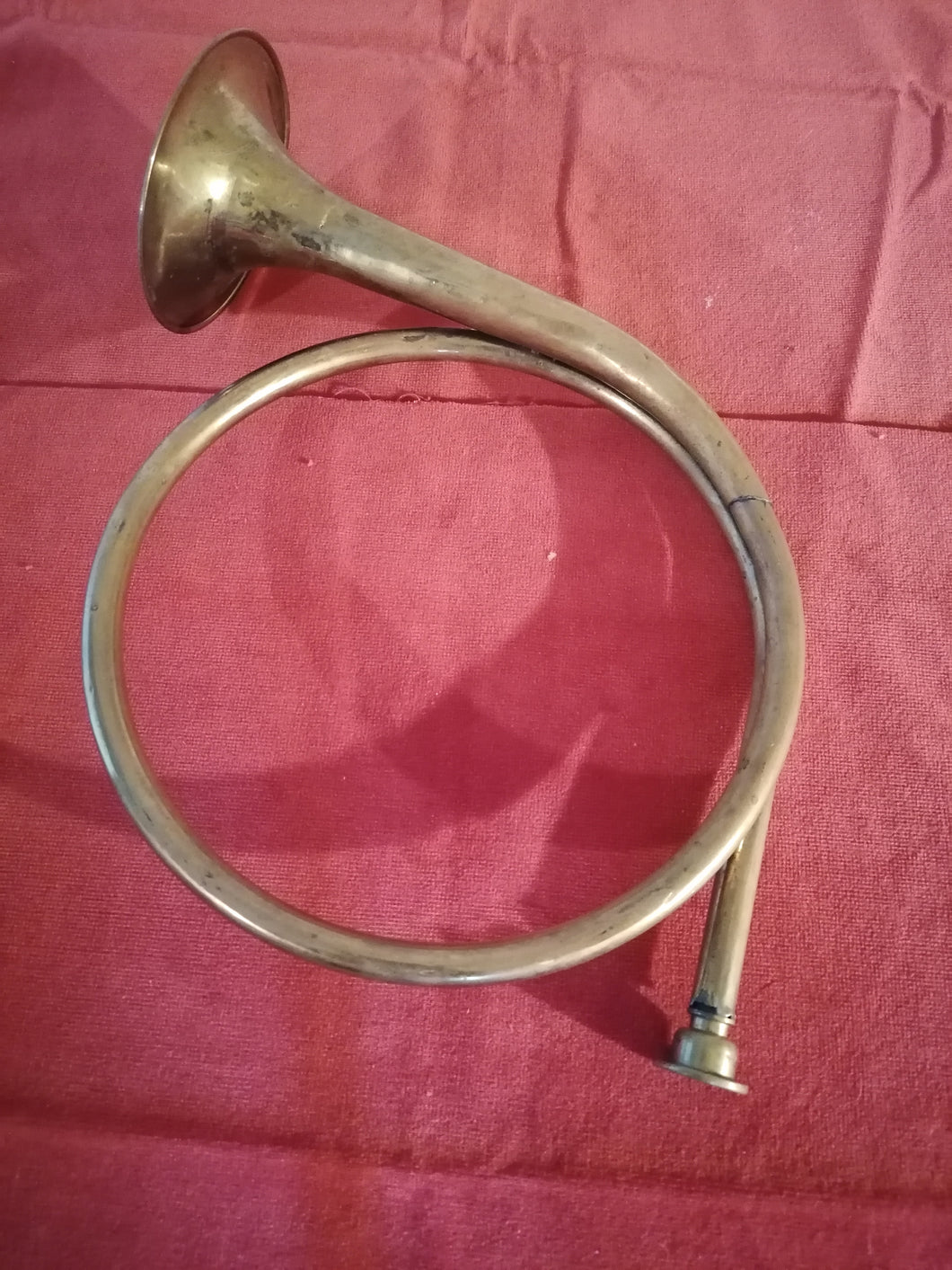 Trompe ou cor de chasse ancien en laiton. Fonctionne