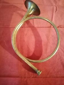 Trompe ou cor de chasse ancien en laiton. Fonctionne