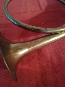 Trompe ou cor de chasse ancien en laiton. Fonctionne