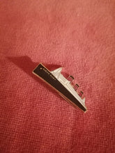 Charger l&#39;image dans la galerie, Queen Mary broche émailé
