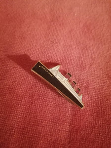 Queen Mary broche émailé