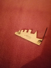 Charger l&#39;image dans la galerie, Queen Mary broche émailé
