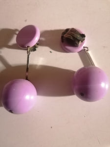 Paire de clip d'oreille vintage en plastique violet pale 