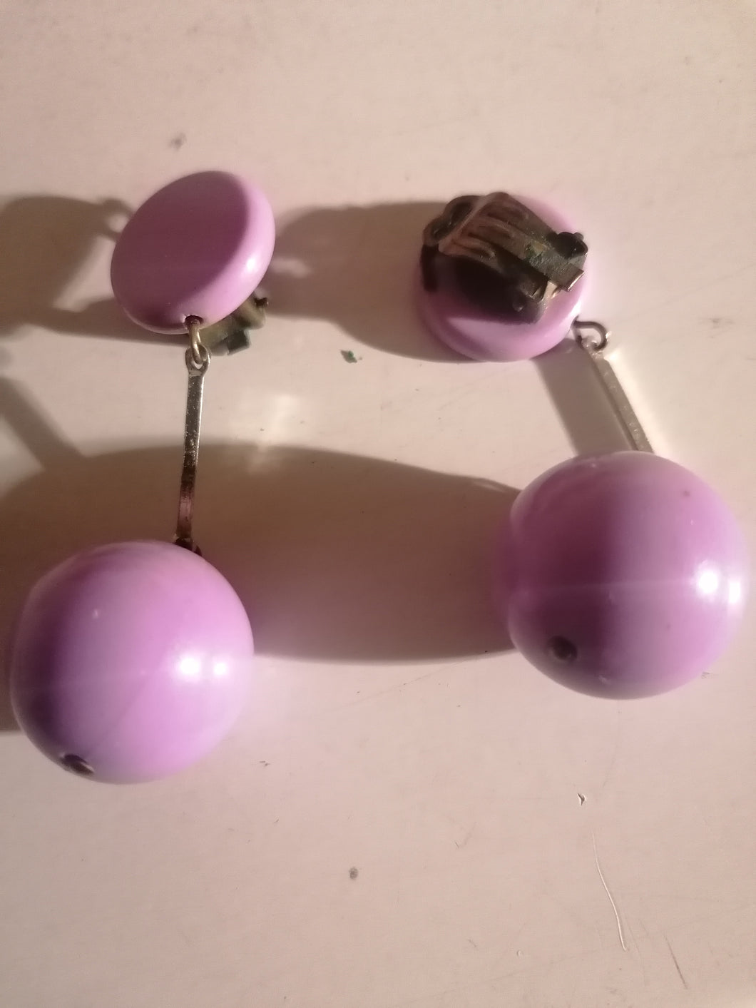 Paire de clip d'oreille vintage en plastique violet pale 