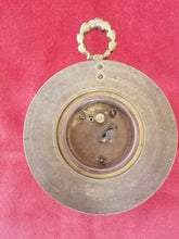 Charger l&#39;image dans la galerie, Pendulette à suspendre style Louis XVI marbre et bronze doré. Mécanisme à réviser travail fin XIXe 
