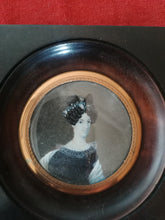 Charger l&#39;image dans la galerie, Miniature portait femme , avec son cadre d&#39;époque Napoléon III. 
