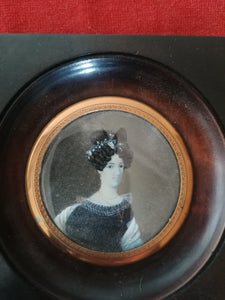 Miniature portait femme , avec son cadre d'époque Napoléon III. 