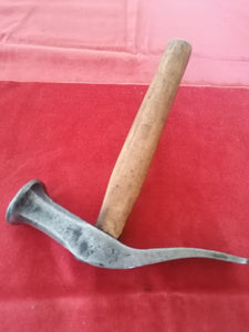 Marteau en fer forgé de cordonnier dit rivoir pour le cuir. Avec son poinçon de forgeron 