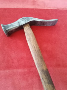 Marteau en fer forgé de cordonnier dit rivoir pour le cuir. Avec son poinçon de forgeron 