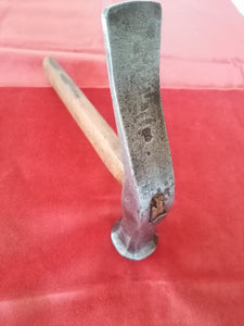 Marteau en fer forgé de cordonnier dit rivoir pour le cuir. Avec son poinçon de forgeron 
