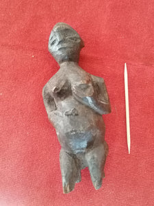 Statuette ancêtre ou fetish féminine, en bois sculpté, probablement Nigéria  Nago Yoruba . Début XXème 