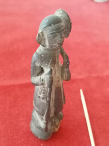 Statuette africaine ancienne en bois sculpté avec sa patine, personnage debout avec object dans les mains. Origine à identifier début XXème 