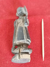 Charger l&#39;image dans la galerie, Statuette africaine ancienne en bois sculpté avec sa patine, personnage debout avec object dans les mains. Origine à identifier début XXème 
