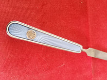 Charger l&#39;image dans la galerie, Magnifique lime à ongle, manche argent émaillé et monogramme or massif. Poinçons à identifier probablement nordique. Fin XIXe 
