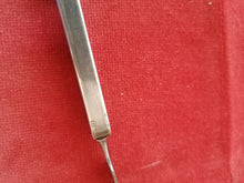 Charger l&#39;image dans la galerie, Magnifique lime à ongle, manche argent émaillé et monogramme or massif. Poinçons à identifier probablement nordique. Fin XIXe 
