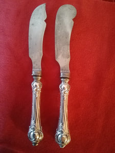 Coûteaux à beurre et formage 19ème, manche argent et lames acier. Très jolie modèle.