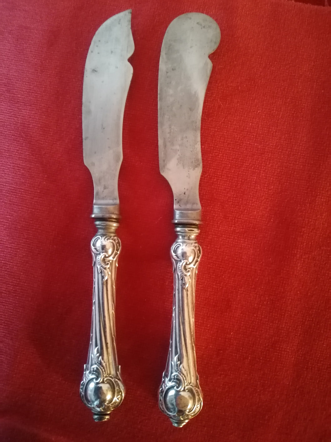 Coûteaux à beurre et formage 19ème, manche argent et lames acier. Très jolie modèle.