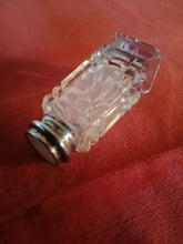 Charger l&#39;image dans la galerie, Salière en cristal taillé, argent et nacre. Parfait état. 
