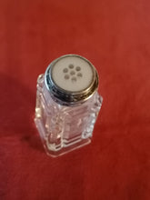 Charger l&#39;image dans la galerie, Salière en cristal taillé, argent et nacre. Parfait état. 

