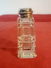 Charger l&#39;image dans la galerie, Salière en cristal taillé, argent et nacre. Parfait état. 
