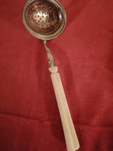 Charger l&#39;image dans la galerie, Soupoudreuse en argent massif, manche en os
