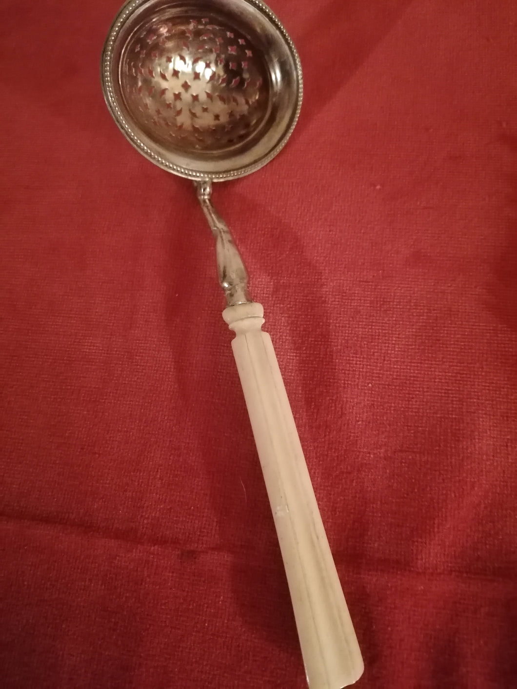 Soupoudreuse en argent massif, manche en os