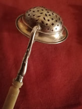 Charger l&#39;image dans la galerie, Soupoudreuse en argent massif, manche en os
