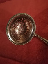 Charger l&#39;image dans la galerie, Soupoudreuse en argent massif, manche en os
