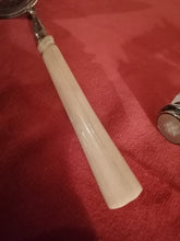 Charger l&#39;image dans la galerie, Soupoudreuse en argent massif, manche en os
