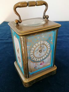 Magnifique pendulette de voyage fin XIXe Anglais, mouvement à échappement, porcelaine style Sèvres peinte à la main. Avec son écrin en cuir d'origine