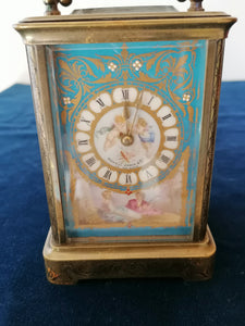 Magnifique pendulette de voyage fin XIXe Anglais, mouvement à échappement, porcelaine style Sèvres peinte à la main. Avec son écrin en cuir d'origine