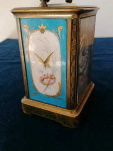 Magnifique pendulette de voyage fin XIXe Anglais, mouvement à échappement, porcelaine style Sèvres peinte à la main. Avec son écrin en cuir d'origine