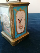 Charger l&#39;image dans la galerie, Magnifique pendulette de voyage fin XIXe Anglais, mouvement à échappement, porcelaine style Sèvres peinte à la main. Avec son écrin en cuir d&#39;origine
