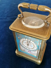 Charger l&#39;image dans la galerie, Magnifique pendulette de voyage fin XIXe Anglais, mouvement à échappement, porcelaine style Sèvres peinte à la main. Avec son écrin en cuir d&#39;origine
