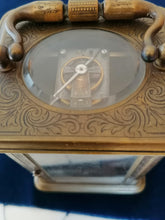 Charger l&#39;image dans la galerie, Magnifique pendulette de voyage fin XIXe Anglais, mouvement à échappement, porcelaine style Sèvres peinte à la main. Avec son écrin en cuir d&#39;origine

