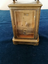 Charger l&#39;image dans la galerie, Magnifique pendulette de voyage fin XIXe Anglais, mouvement à échappement, porcelaine style Sèvres peinte à la main. Avec son écrin en cuir d&#39;origine

