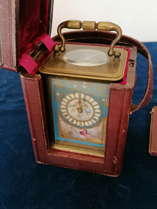 Magnifique pendulette de voyage fin XIXe Anglais, mouvement à échappement, porcelaine style Sèvres peinte à la main. Avec son écrin en cuir d'origine