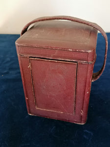 Magnifique pendulette de voyage fin XIXe Anglais, mouvement à échappement, porcelaine style Sèvres peinte à la main. Avec son écrin en cuir d'origine