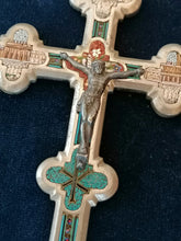 Charger l&#39;image dans la galerie, Magnifique crucifix en micro mosaïque début XXème, origine Italie. Bon état général . 
