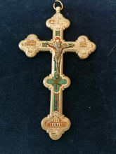 Charger l&#39;image dans la galerie, Magnifique crucifix en micro mosaïque début XXème, origine Italie. Bon état général . 
