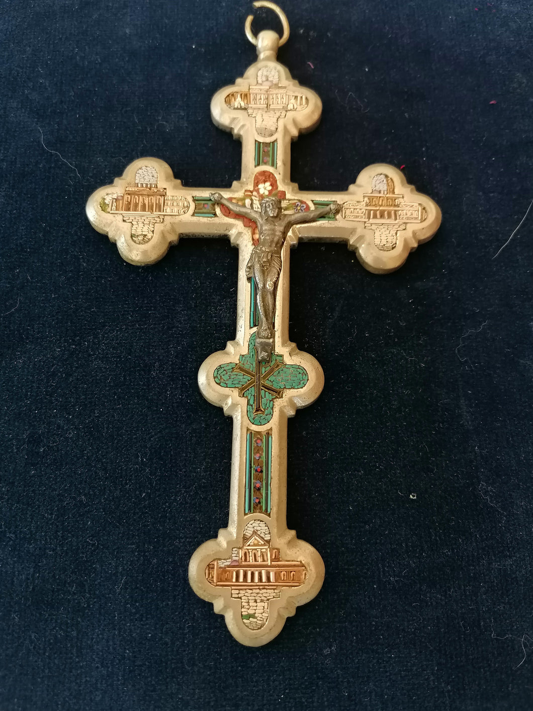 Magnifique crucifix en micro mosaïque début XXème, origine Italie. Bon état général . 