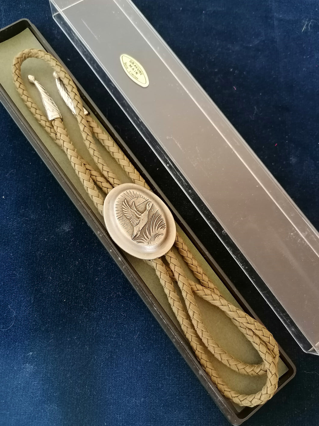 Cravate bolo en étain gravée main. Neuf dans sa boîte 