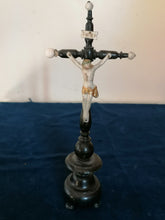 Charger l&#39;image dans la galerie, Crucifix en porcelaine et bois peint vers 1900
