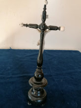 Charger l&#39;image dans la galerie, Crucifix en porcelaine et bois peint vers 1900
