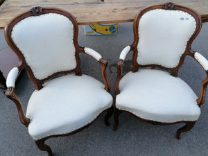 Paire de fauteuils cabriolet d'époque louis XV XVIIIème en noyer massif restaurée. Modèle français régional.