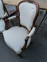 Charger l&#39;image dans la galerie, Paire de fauteuils cabriolet d&#39;époque louis XV XVIIIème en noyer massif restaurée. Modèle français régional.
