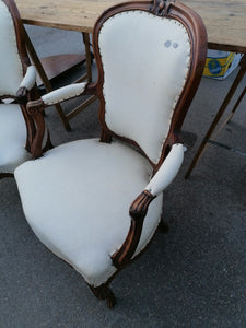 Paire de fauteuils cabriolet d'époque louis XV XVIIIème en noyer massif restaurée. Modèle français régional.